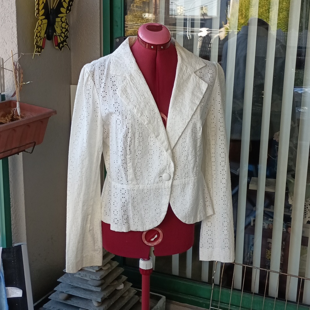 Bryan 's cream coloured light weight blazer